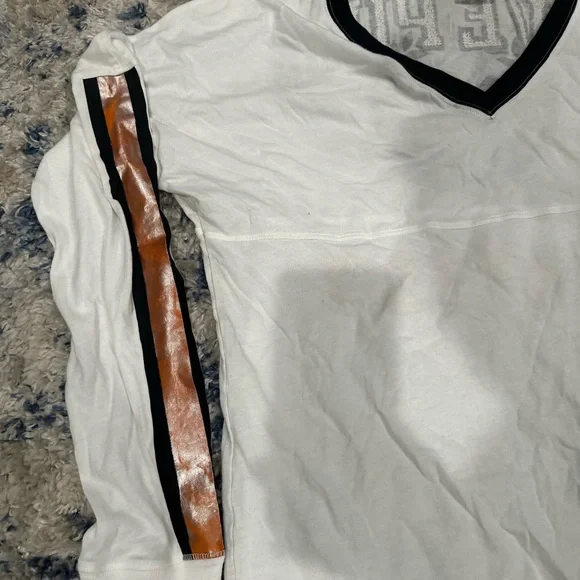 PINK Victoria's Secret White V-Neck Tee - Picture 4 of 11